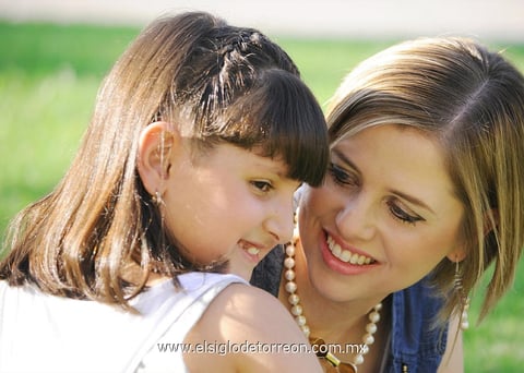 10052012 KETITA  con su mami Keta. Celebrará el Día de las Madres con una comida en casa de su mamá, donde van a estar también sus abuelitas de 80 y 90 años de edad, y llegarán también su hermana con su bebé y sus respectivos esposos.