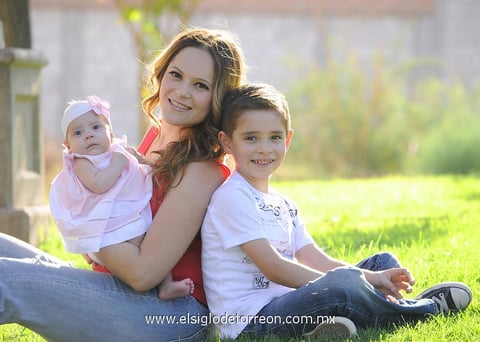 10052012 KARIME  con sus pequeños Maika y Marco. Festejará este día con una comida en familia en la que también estará su mamá.