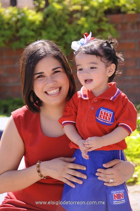 10052012 PAOLA  Gómez Mayoral y su pequeña Paulina Roldán Gómez.
