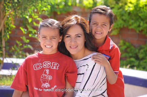 10052012 ALEJANDRINA  Rodríguez del Bosque junto a sus hijas Allyson y Azul del Bosque.
