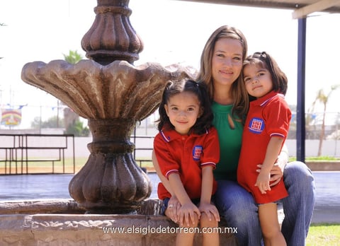 10052012 MAYELA  Arreola en compañía de sus hijos Romina y Francisco Javier Salazar.