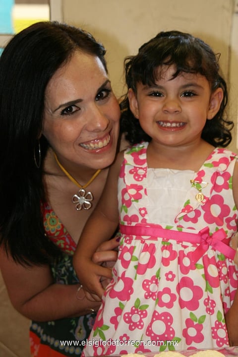 10052012 PAULINA  González con su mamá Alejandra.