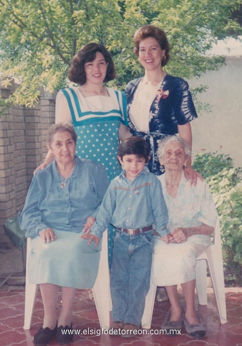 10052012 CRISTINA  de Reyes, Esperanza de Olvera, Esperanza V. de Zertuche, Julio César Reyes y Micaela V. de Valdez.