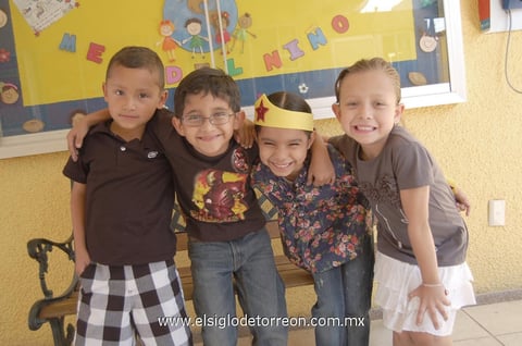 10052012 ERNIE , Érick, Andrea y Renata.
