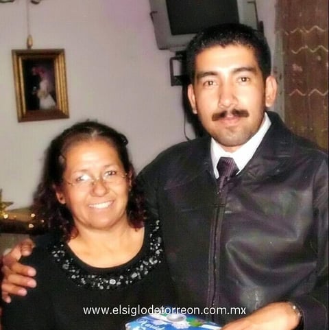 10052012 Viridiana Chávez Rodarte y su mamá Sandra Rodarte Martínez. 'Esta foto fue en la boda de mis papás, un día muy importante y especial para ella y claro para mí también. Ella es una persona a la que amo muchísimo y por la que doy muchas gracias a Dios por su vida'.