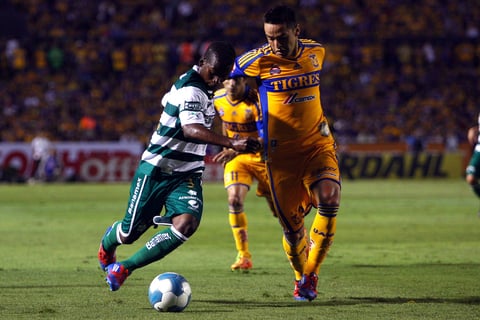 El futbol no es justo, a veces, Santos no había podido buscar el arco contrario, no lo habían dejado, si alguien merecía el gol era Tigres.