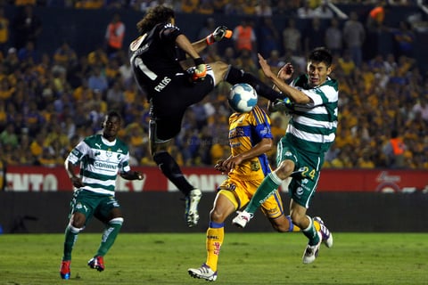 El portero de Tigres, Enrique Palos, agredió en el 58 al delantero Oribe Peralta, lo cual provocó que los visitantes pidieran expulsión para el arquero en la jugada más polémica del choque.