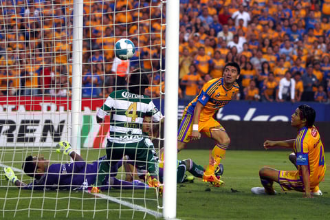 Los felinos sólo necesitaron de dos minutos para que Oswaldo Sánchez se revolcara para tratar de sacar la pelota que le cayó a Hèctor Mancilla, quien increíblemente la estrelló en el portero larguero.