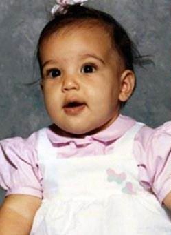 Kimberly Noel Kardashian nació en Los Ángeles, California, hija del abogado fallecido Robert Kardashian y Kris Jenner (de soltera Houghton).