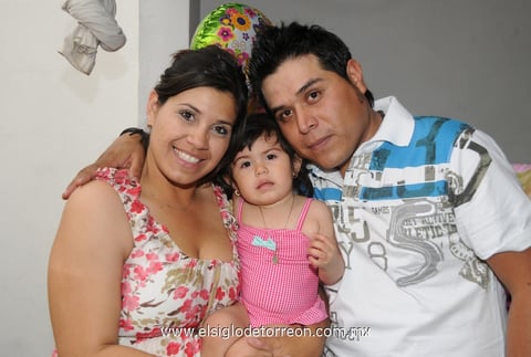 11052012 DANNA FABIOLA  Meza Hernández lució muy linda en su segundo cumpleaños junto a sus papás Fabiola Hernández y Juan Ramón Meza.