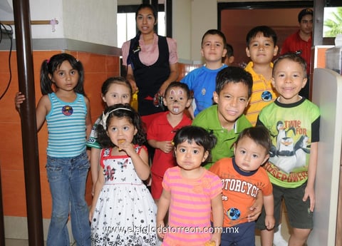 11052012 SANTIAGO  Ontiveros Hernández fue festejado al cumplir siete años con alegre piñata, acompañado de sus amiguitos.