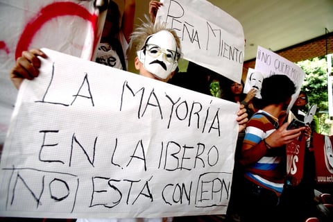 Algunos jóvenes utilizaron máscaras con el rostro del ex presidente Carlos Salinas de Gortari, con el que se acusa tiene una relación cercana.