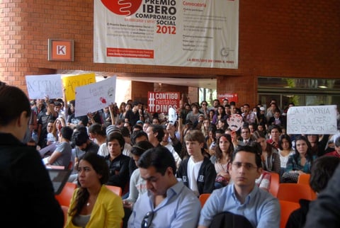 El exgobernador respondió cinco rondas de preguntas incómodas y salió apresuradamente por la puerta lateral del auditorio sin acercarse a los estudiantes.