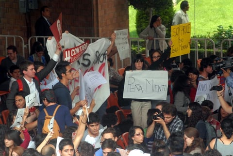 Después de una hora con 45 minutos que duró el encuentro, Peña Nieto se retiró del Auditorio de la Universidad Iberoamericana entre gritos de "¡Fuera, fuera!", "¡Atenco no se olvida!", "¡Se ve, se siente, Peña delincuente!".
