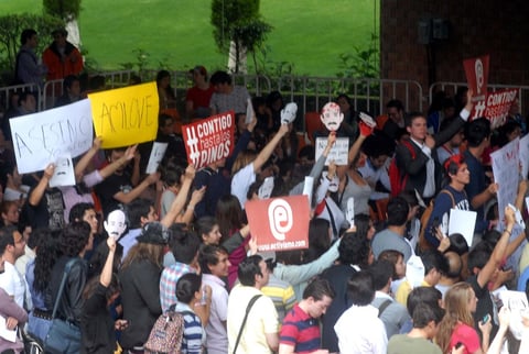 Pese las críticas, en el auditorio había un grupo de jóvenes que gritaban ¡Peña presidente!.
