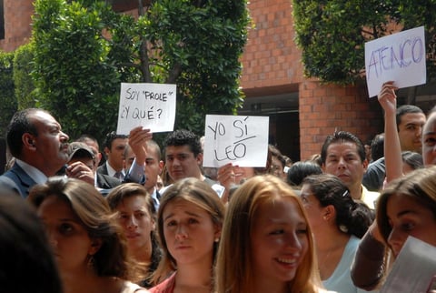 Cuando Peña respondía, una alumna lo espetó "¡Si eres presidente me muero... literal!", lo que provocó aplausos en el auditorio José Sánchez Villaseñor.