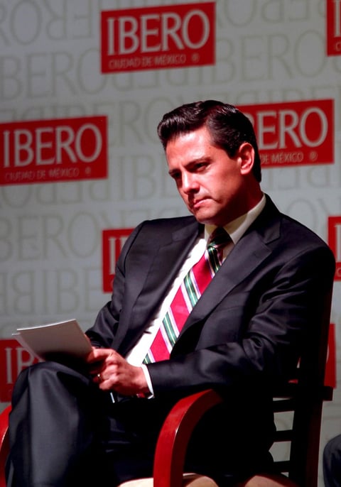 "¡Ladron, ve a hablarle a Salinas!", le gritaron a Peña Nieto, quien se mantuvo con un semblante serio.