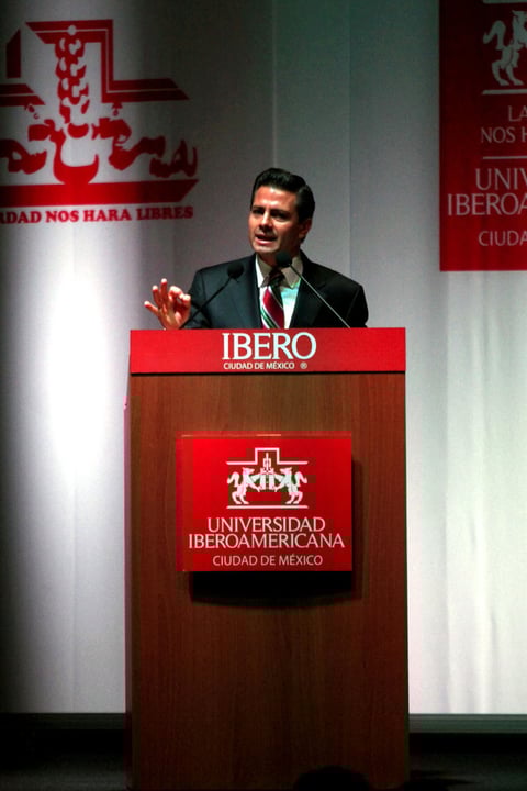 En la ronda de preguntas y respuestas entre el candidato y los estudiantes, prevalecieron las preguntas críticas a su gestión como gobernador del Estado de México.