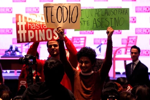 El candidato presidencial del PRI y del PVEM, Enrique Peña Nieto, fue abucheado en diferentes ocasiones por los estudiantes de la Universidad Iberoamericana.