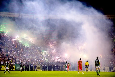 La afición empezó entonces a festejar el regreso del equipo a Primera División con brincos, coros de agradecimiento hacia el estratega uruguayo Gustavo Matosas, con un coro multitudinario de la canción "Cielito Lindo" y prendieron bengalas que llenaron de luz verde las gradas, mientras el equipo en el campo todavía buscaba más goles.