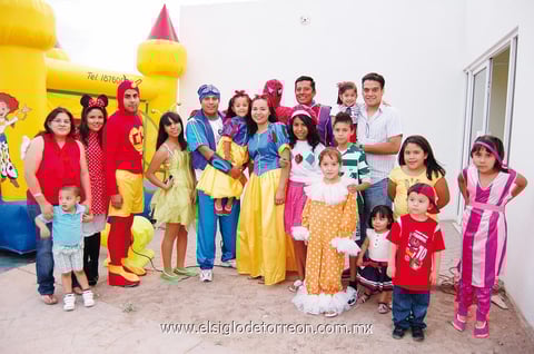 13052012 NATALIA  Zúñiga García acompañada de su familia en la fiesta de disfraces organizada por su cumpleaños.