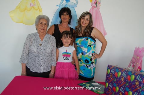 14052012 OLGA  Atiyeh, Olga Navarro y Karia Ramos felicitaron a Ana Sofía Ramos Atiyeh en su festejo de cumpleaños.