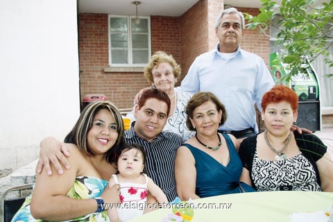 13052012 ALICIA  María de Escudero, Eduardo Escudero, Rosaura, una linda bebita, Ernesto, Alicia y Juanis de Escudero.