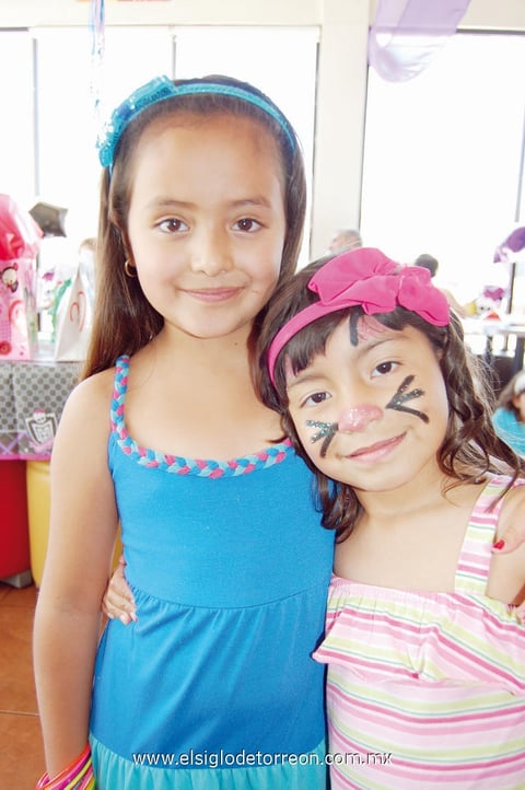 13052012 VICTORIA  y Mariana.