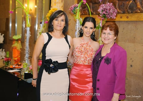 12052012 LA FELIZ  novia al lado de su mamá Sra. Adela Martínez de Vázquez y su futura suegra Sra. Luz María Ortega de González.