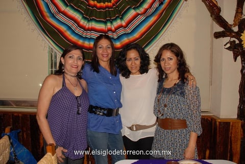 12052012 CRISTY,  Lulú, Tricia y Marce, se reunieron para festejar el diez de mayo con un suculento buffet.