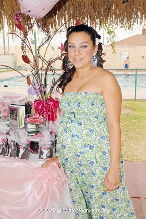14052012 TANIA  Cristina González Reyna recibió alegre festejo de canastilla.