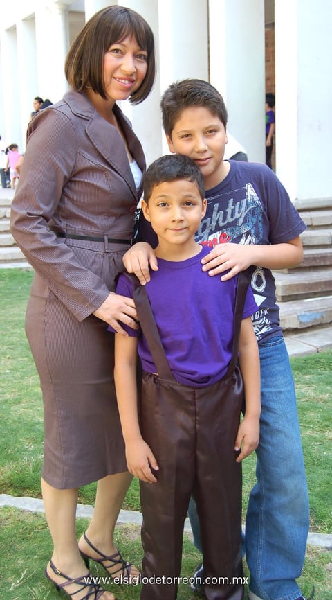 15052012 CONSUELO , FabiÃ¡n y Emiliano.