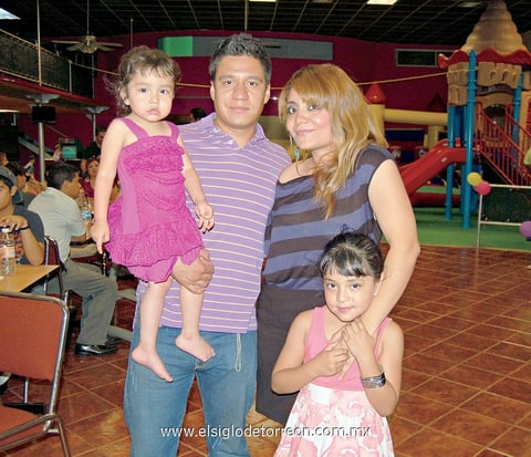 15052012 REGINA,  Manolo, Gabriela y Camila.