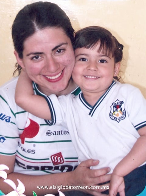16052012 NATALIA  Huerta Favela con su mamá Wendy en un festejo del Día de las Madres.