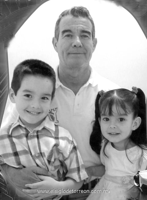 16052012 JOSé DE JESúS  Zarzosa Garza con hijos José Alejandro y Sandra Natalia Zarzosa Díaz en reciente evento infantil.