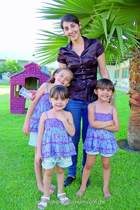 16052012 SOFíA , Nelly, Renata y Marissa.