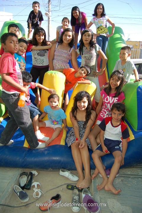 16052012 BRIANDA  Karina Cuevas Cáceres festejando con sus amigos su cumpleaños.