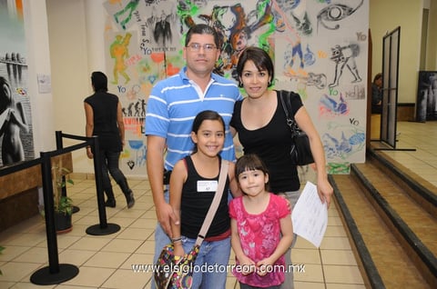 16052012 IVáN  Castillo, Talía Medrano de Castillo y las pequeñas Natalia y Renata Castillo Medrano.