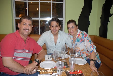 16052012 JOSé ANTONIO,  Gustavo y Carmen.