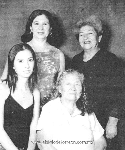 16052012 ROSA  de Torrero, Rosa María Dueñes Ibarra, Yoasaf de Pliego y Delfina Ibarra Vda. de Dueñes forman parte de cuatro generaciones.