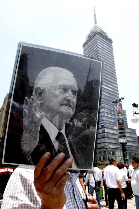 Admiradores dieron el último adiós al escritor Carlos Fuentes.