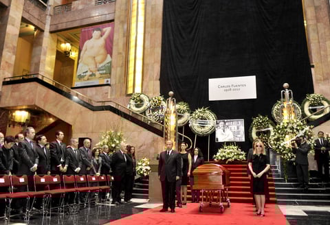 El mandatario dedicó la mayor parte de su discurso a leer pasajes de la obra del autor "En esto creo", en el que Carlos Fuentes cavila sobre la idea de la muerte.