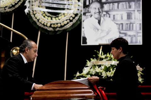 En el acto participó el presidente mexicano, Felipe Calderón, quien dijo que Fuentes "ha muerto para ser amado más" y destacó que sus obras no se irán nunca.