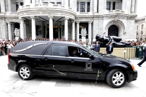 Al llegar la carroza fúnebre al Palacio de Bellas Artes, su viuda, Silvia Lemus, y su hija, Cecilia Fuentes Macedo, esperaban en la puerta.
