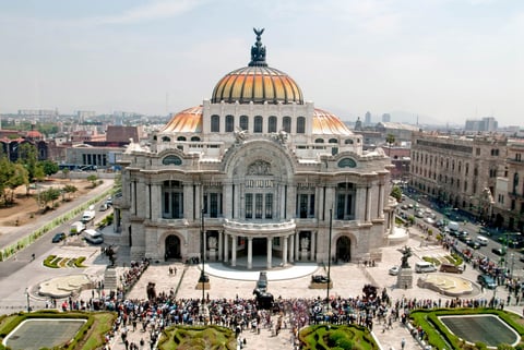 Desde el mediodía, centenares de admiradores del escritor Carlos Fuentes se agolparon a las puertas del Palacio de Bellas Artes, en donde se instaló su capilla ardiente, para poder decirle adiós.