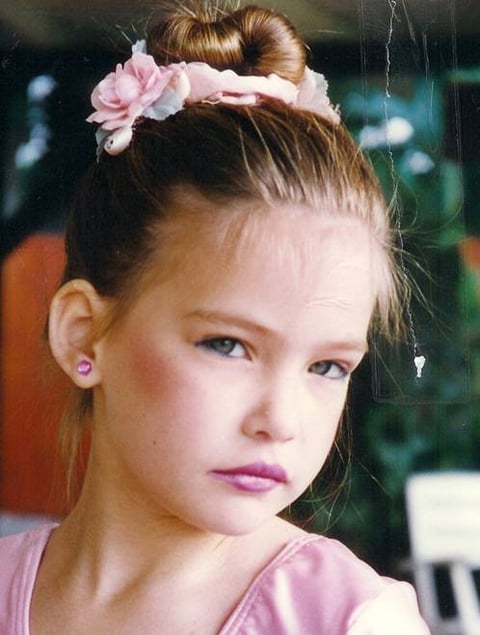Bar  Refaeli nacida el 4 de junio de 1985, en Hod HaSharon, comenzó a hacer de modelo a los cinco meses de edad en anuncios televisivos.