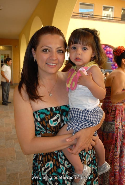 17052012 MóNICA  y Luciana.