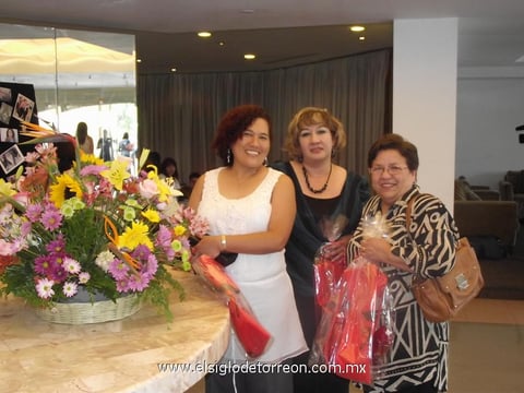 17052012 PALOMA  Woo, Elizabeth Gámez y Patricia Romero.