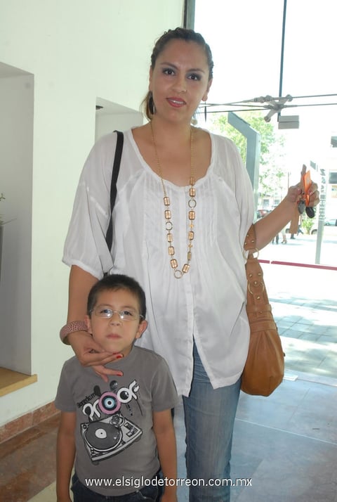 17052012 LUIS PEDRO  y Alejandra Ayala.