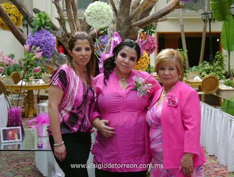17052012 ALEJANDRINA  Tapia de González en su canastilla organizada por su hermana Shery Tapia de Castañeda y su mamá Maria Dolores Soto de Tapia.